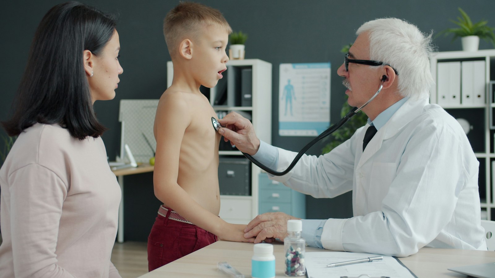 Image d'illustration — une consultation médicale, symbole des enjeux de couverture santé.
