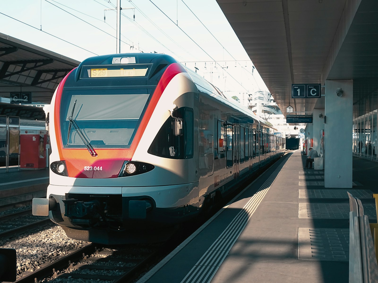 Image d'illustration — une rame entre en gare le long d'un quai.