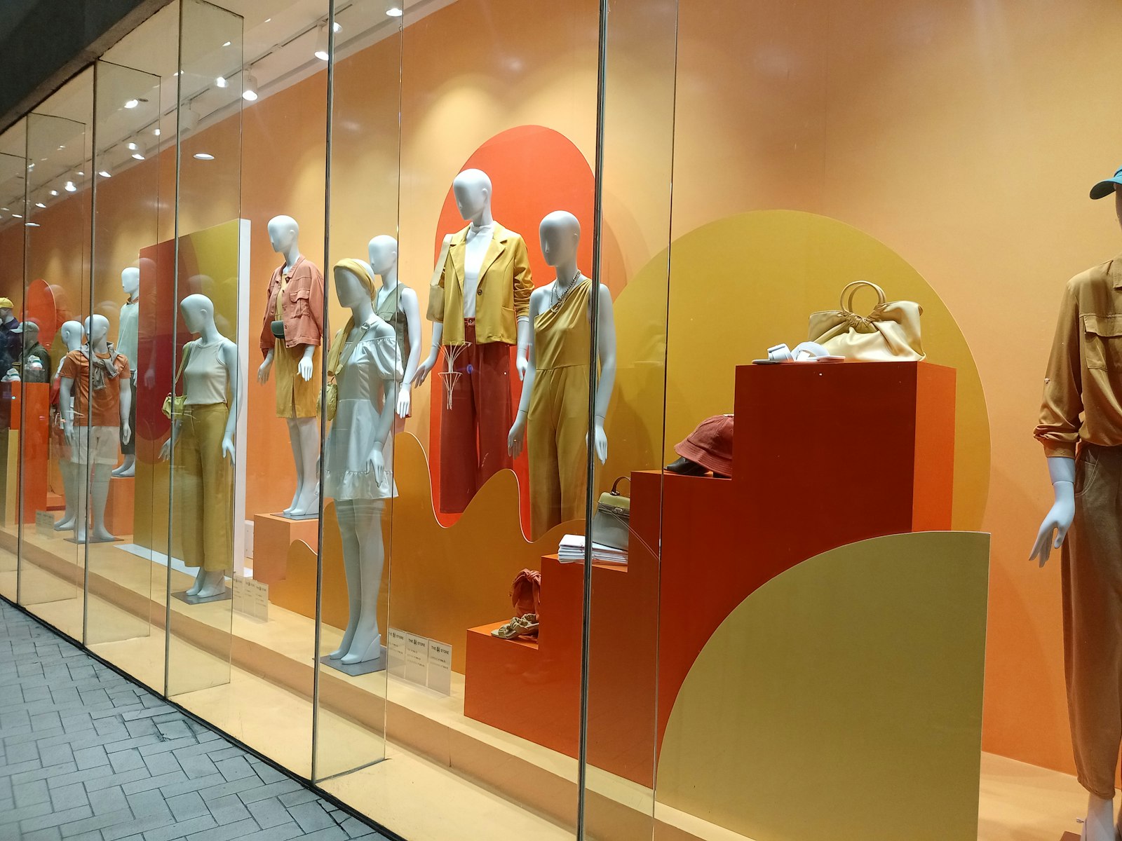 Image d'illustration — une vitrine de magasin de chaussures, symbole des commerces de centre-ville fragilisés par la hausse des loyers.