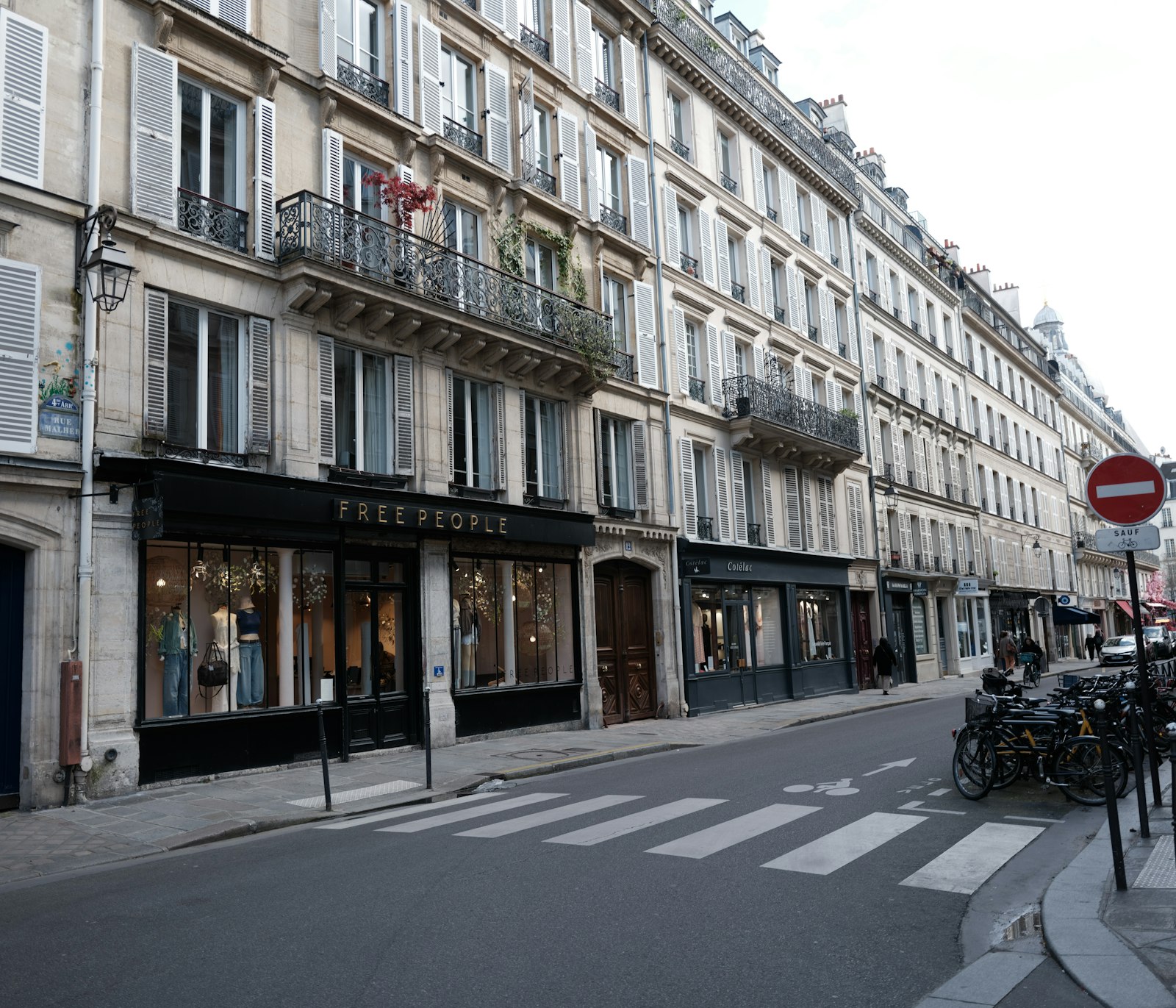 Image d'illustration — une rue commerçante parisienne avec ses vitrines de magasins.