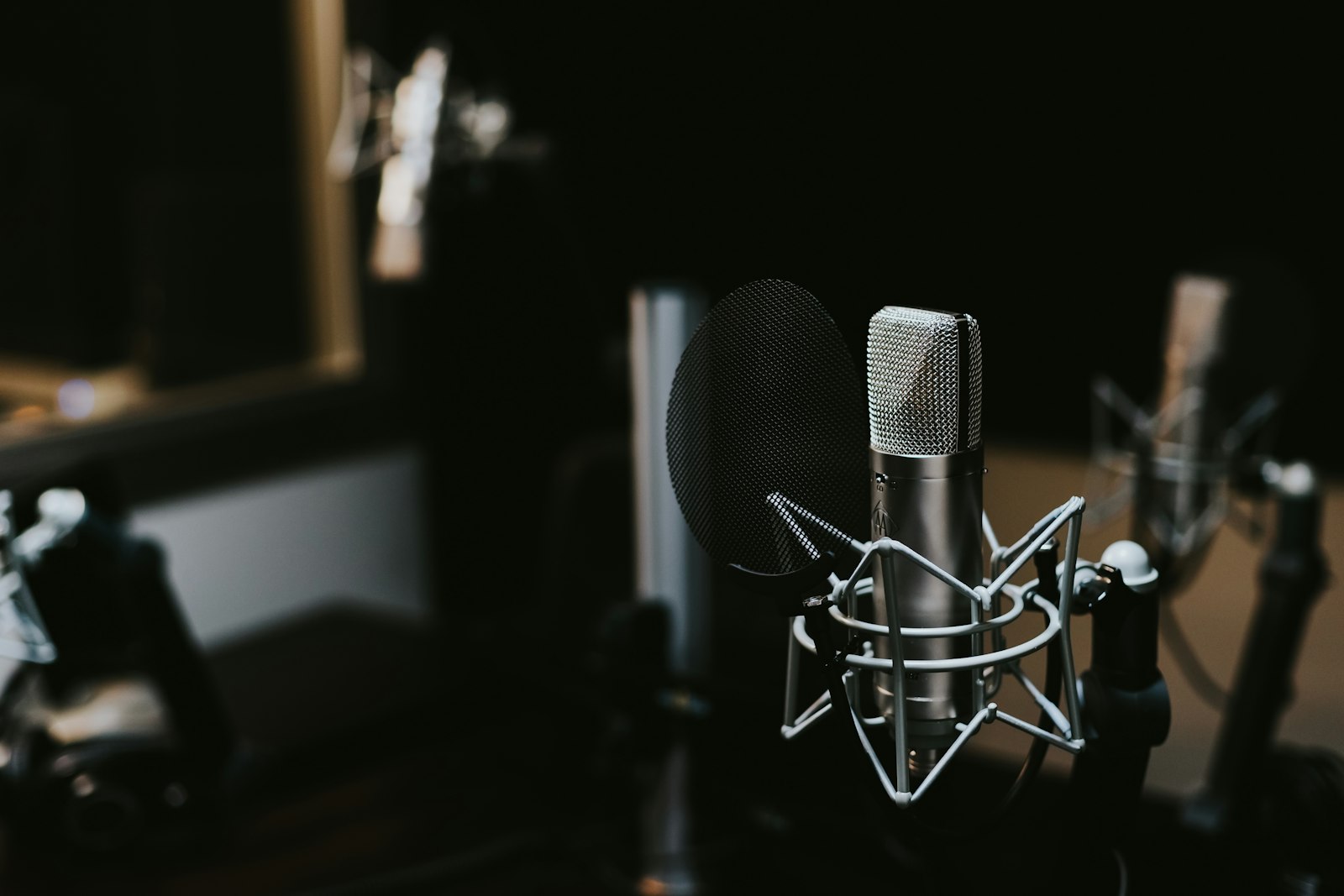 Image d'illustration — un micro de studio d'enregistrement ; Universal Music Group reste l'actif majeur du portefeuille de titres de Bolloré.