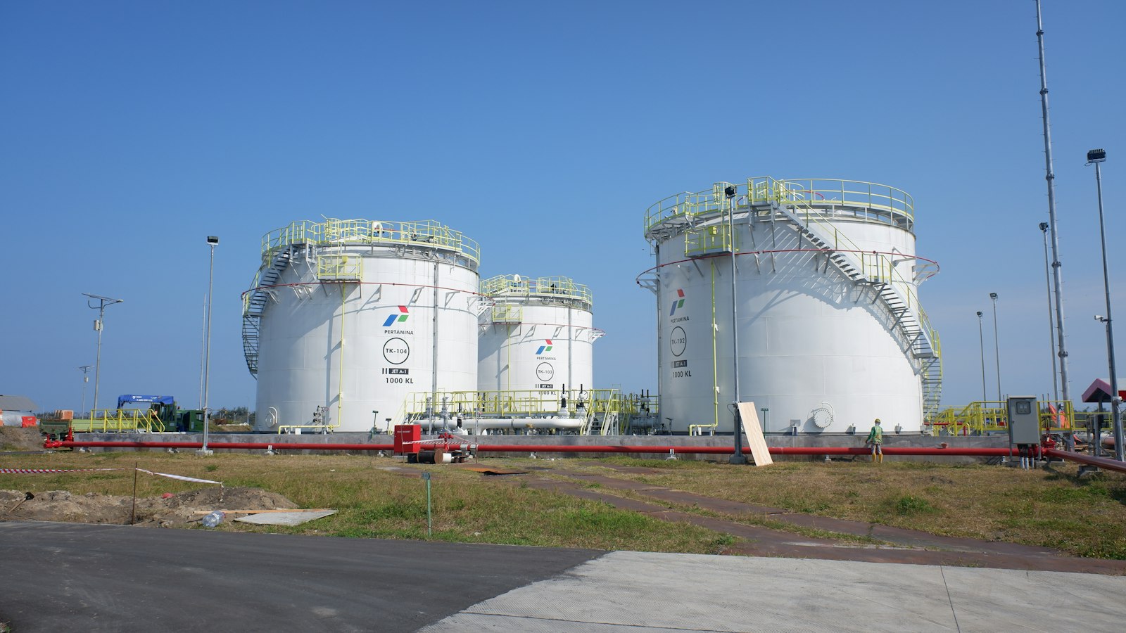 Image d'illustration — cuves de stockage de carburant, l'activité qui porte la croissance du groupe ce trimestre.