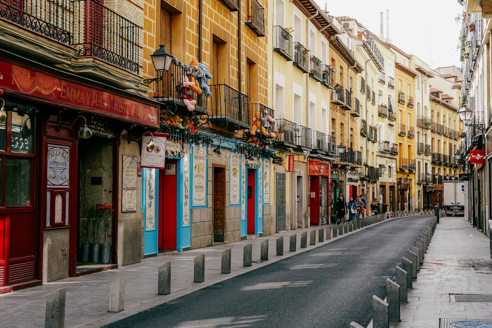 Image d'illustration — une rue bordée d'immeubles bancaires, symbole des quartiers d'affaires où se négocient les prises de participation entre groupes financiers européens.