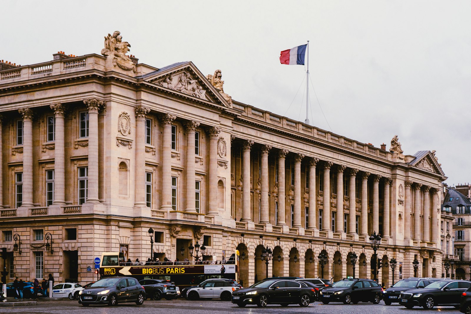 Image d'illustration — un bâtiment institutionnel surmonté d'un drapeau ; le projet de budget 2027 doit être présenté le 30 septembre.