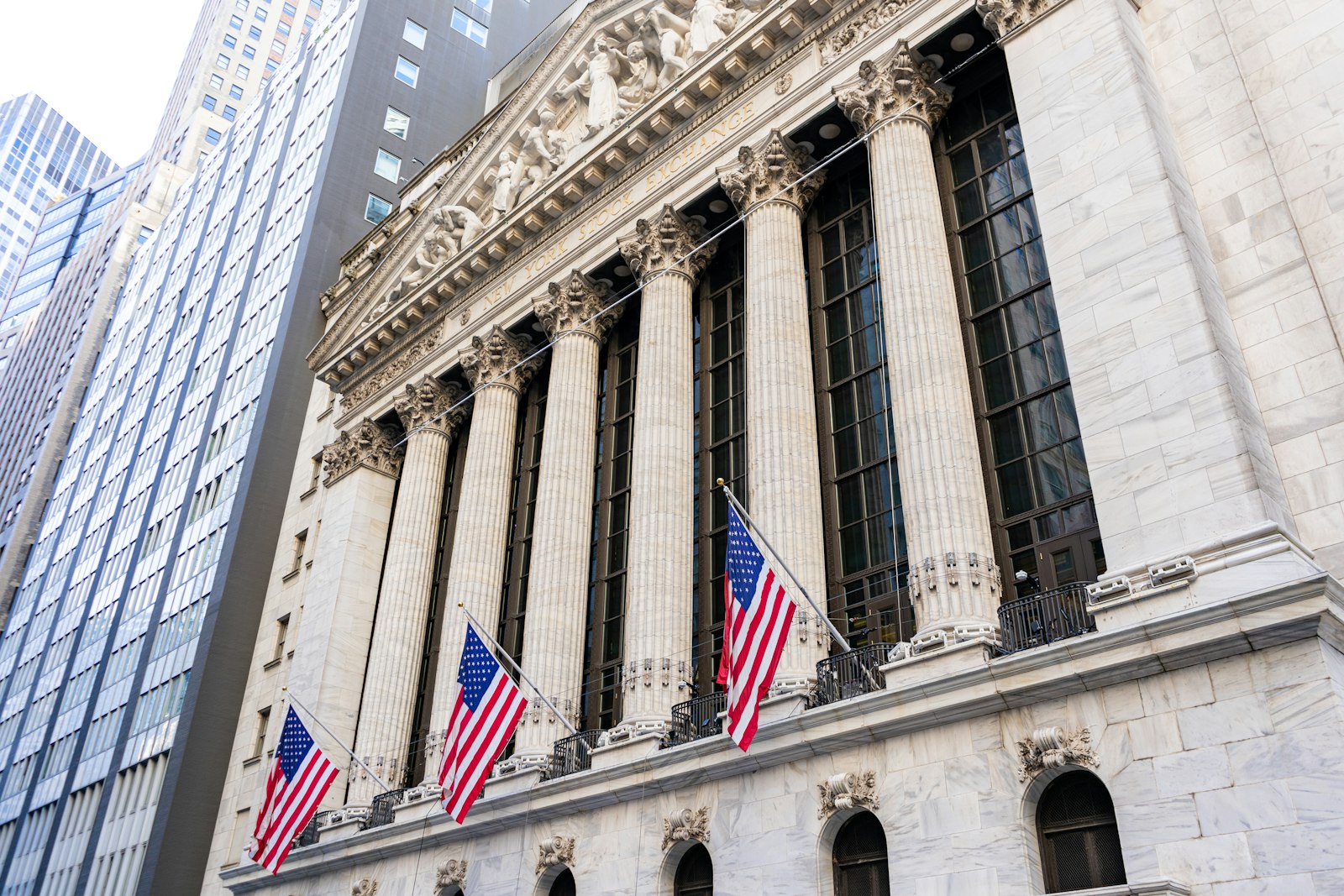 Image d'illustration — la façade du New York Stock Exchange. Le rapport sur l'emploi américain a dicté la tendance jusqu'à Paris.