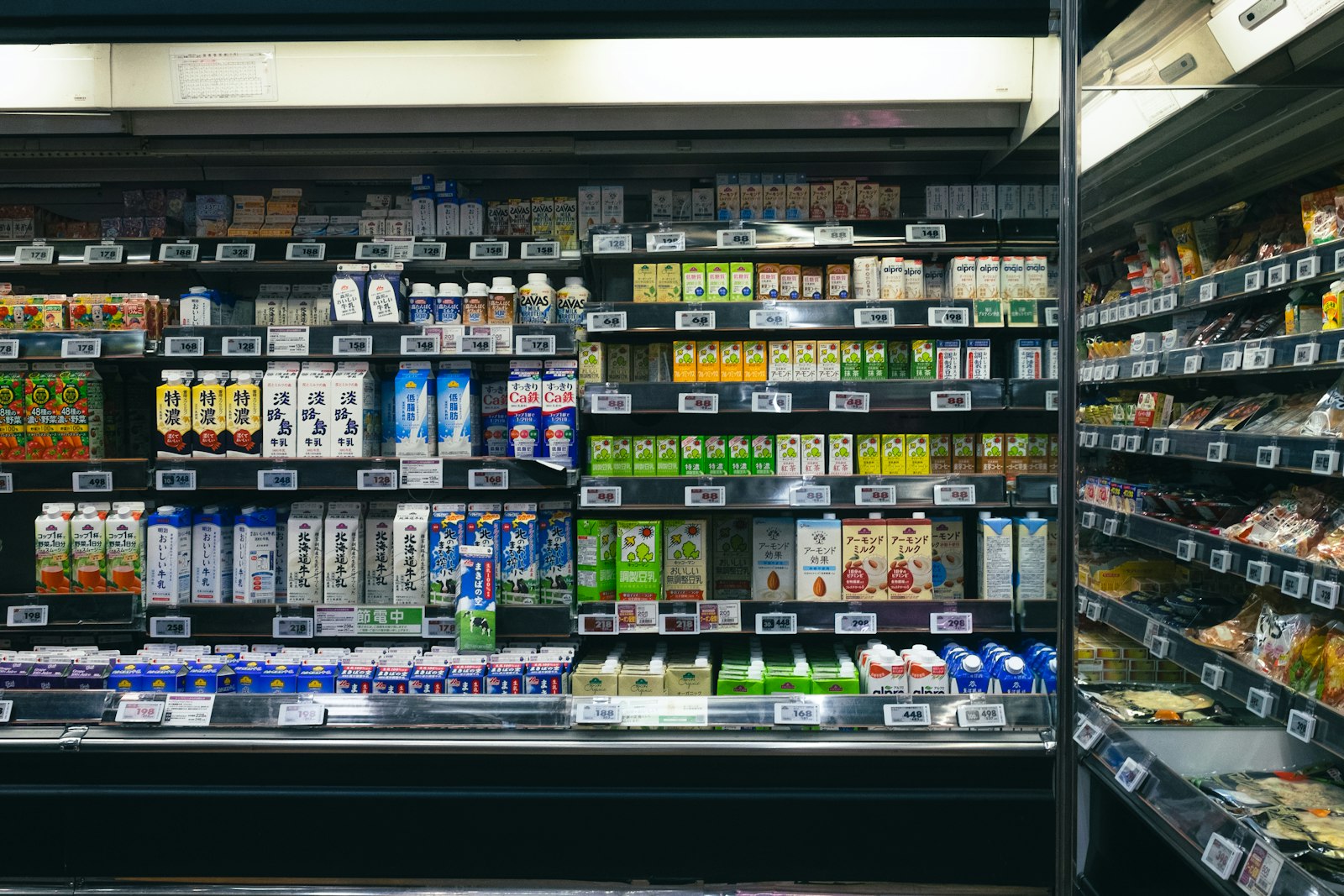 Image d'illustration — rayons de supermarché garnis de boissons et de produits alimentaires, type de commerce touché par les violences du 17 octobre.