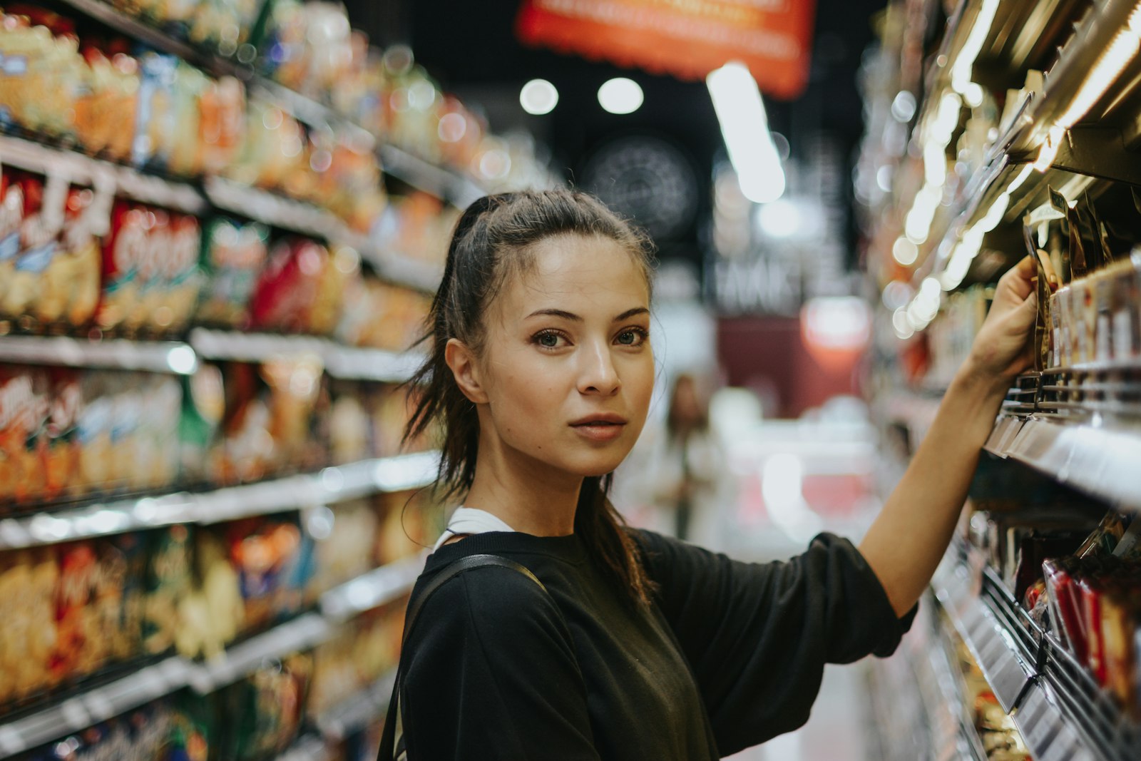 Image d'illustration — rayons d'un supermarché, symbole du commerce de détail dont le climat des affaires s'est dégradé en octobre
