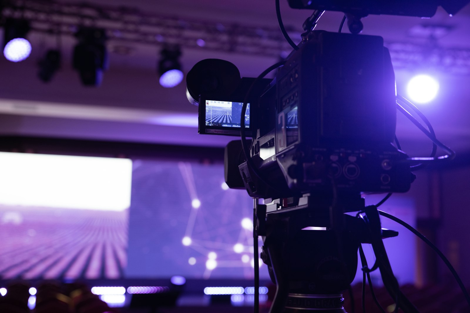 Image d'illustration — une caméra de tournage sur pied, illustrant la production de télévision locale concernée par la restructuration.