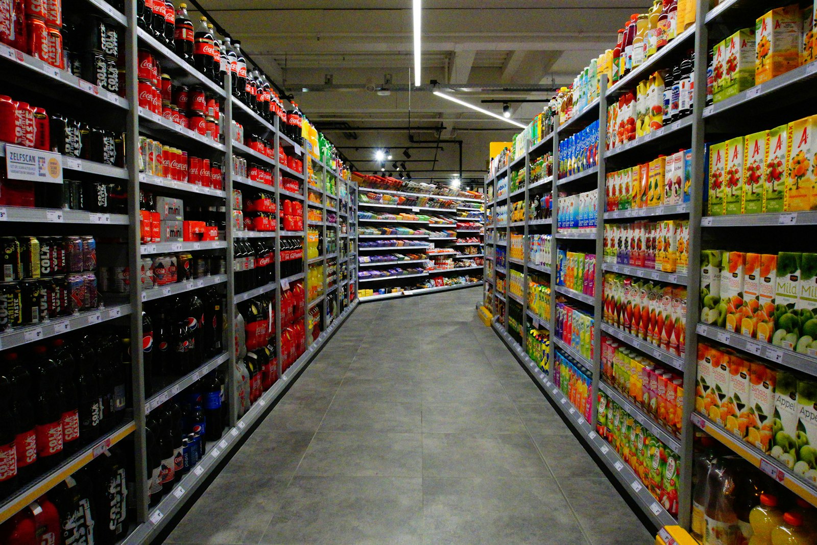 Image d'illustration — les rayons d'un supermarché. Avec Huel, Danone mise sur la vente directe en ligne, un terrain où le groupe reste dominé par la grande distribution.