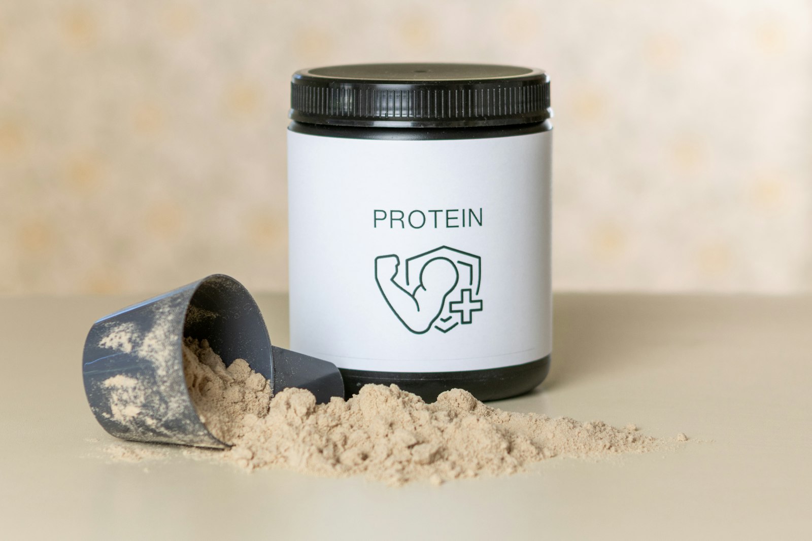 Image d'illustration — poudre protéinée et dosette. Huel produit des poudres et boissons de nutrition complète à base végétale.