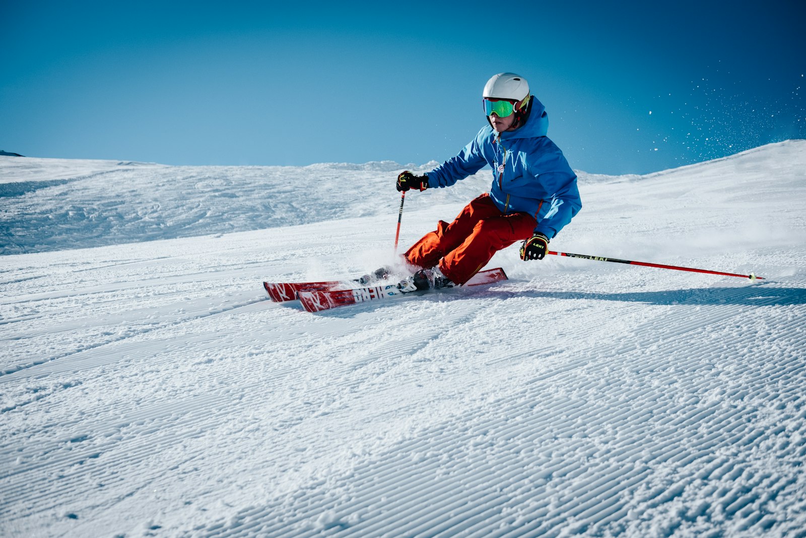 Image d'illustration — un skieur sur une piste damée. En rachetant Sport 2000 France, Decathlon accède au marché de la location de ski en station.