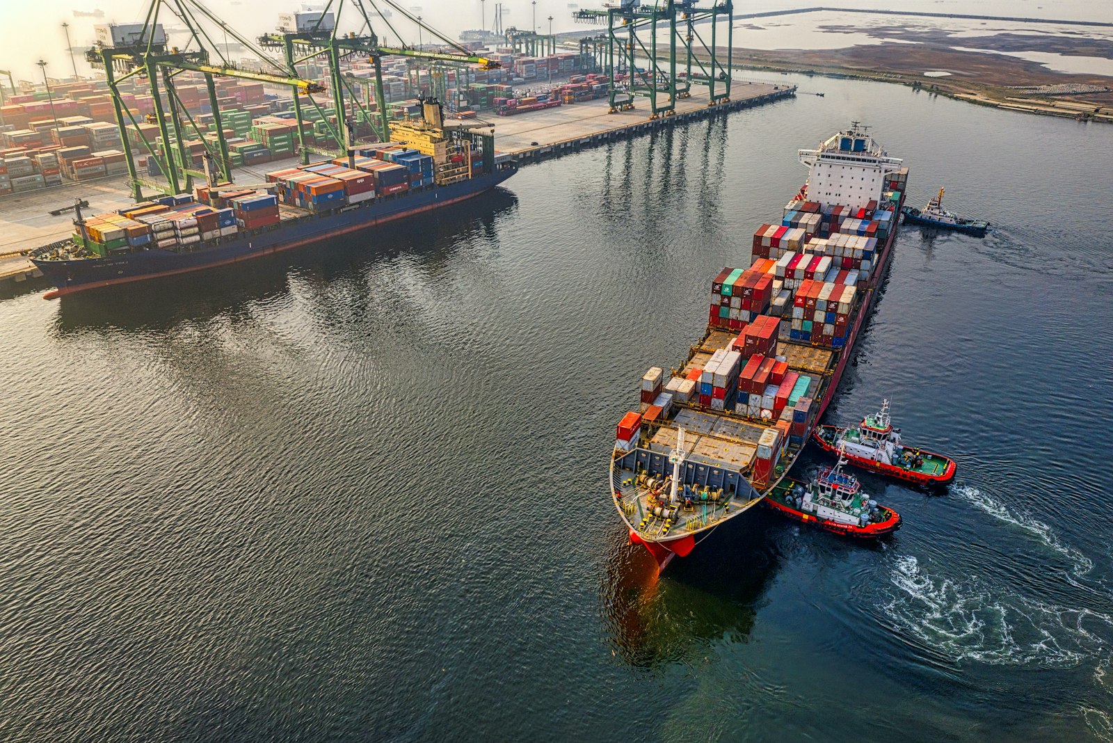 Image d'illustration — des conteneurs de fret sur un porte-conteneurs, reflet des flux d'importations et d'exportations de biens.