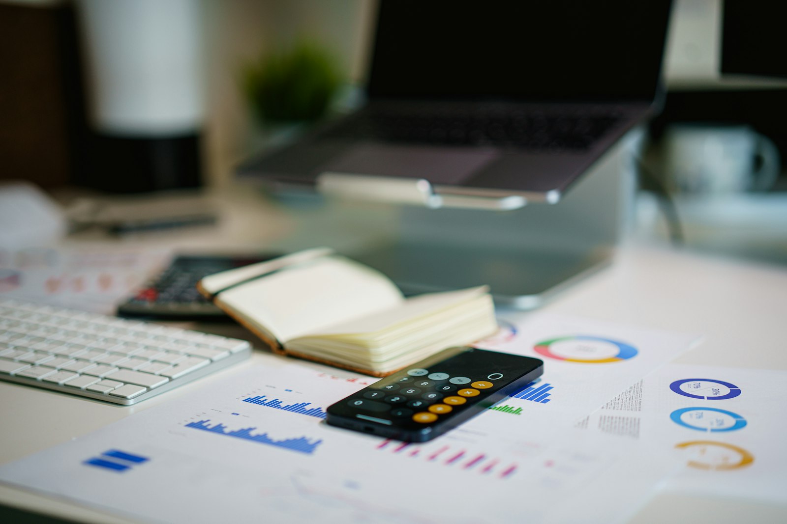 Image d'illustration — un rapport financier avec calculs de dépenses et de coûts.
