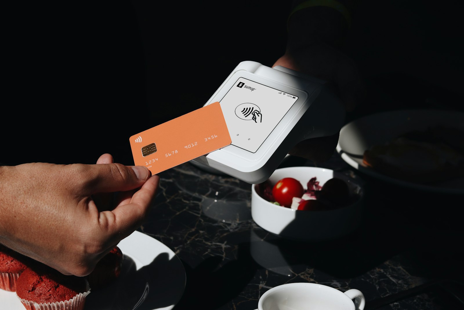 Image d'illustration — un terminal de paiement sans contact, symbole des services digitaux de titres-restaurant et d'avantages salariés proposés par Edenred.