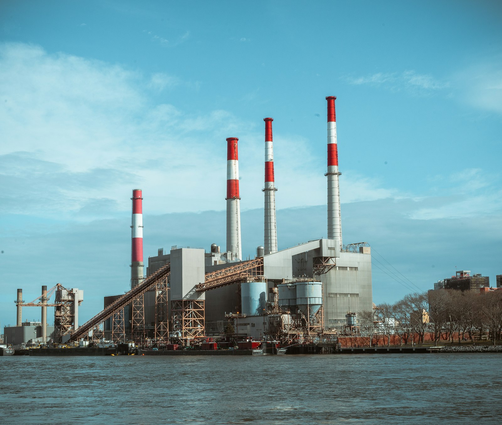 Image d'illustration — bâtiment industriel, le type de site où Epyr déploie ses unités de stockage thermique.
