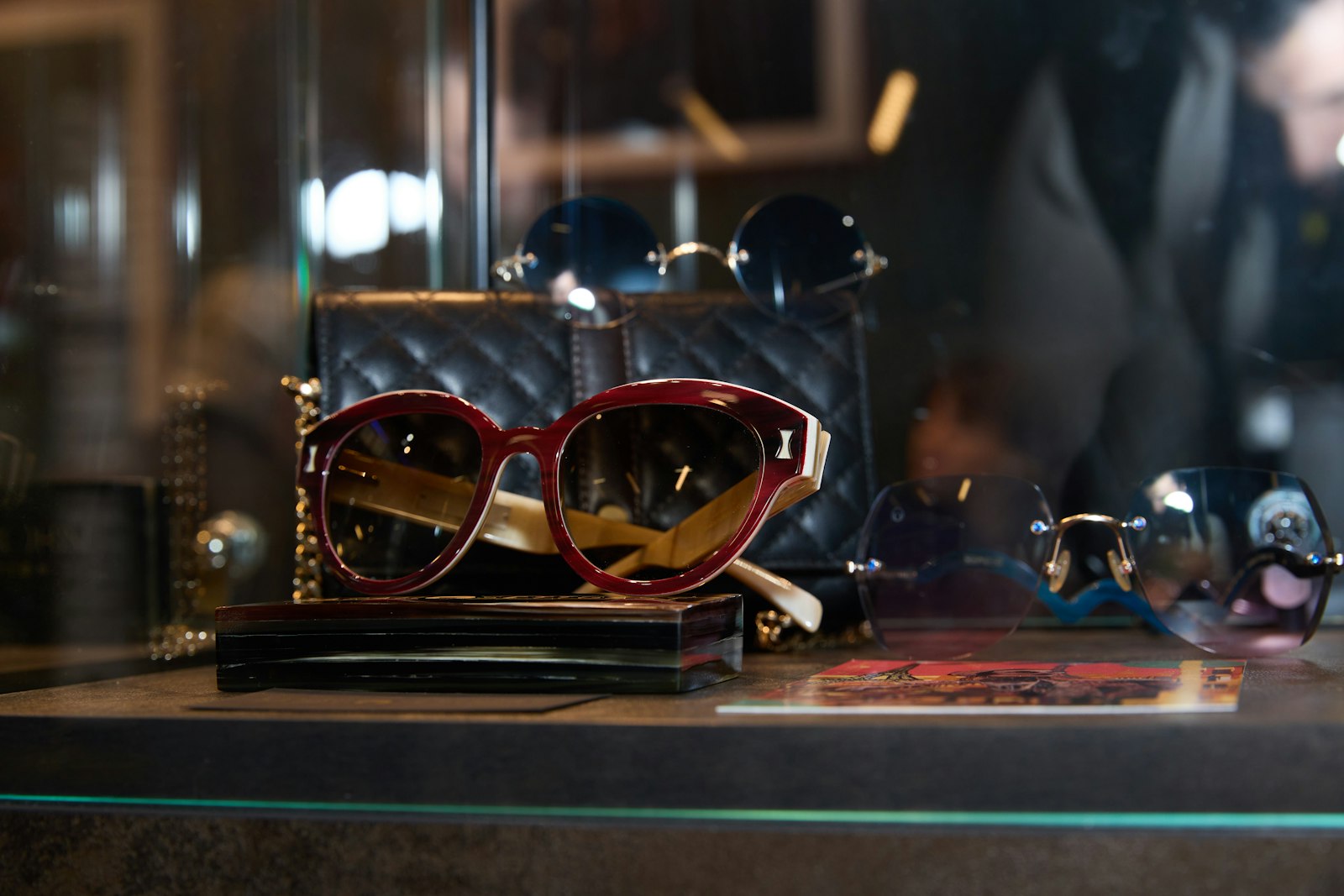 Image d'illustration — une vitrine de lunettes optiques haut de gamme, comme celles commercialisées par les marques du groupe EssilorLuxottica.