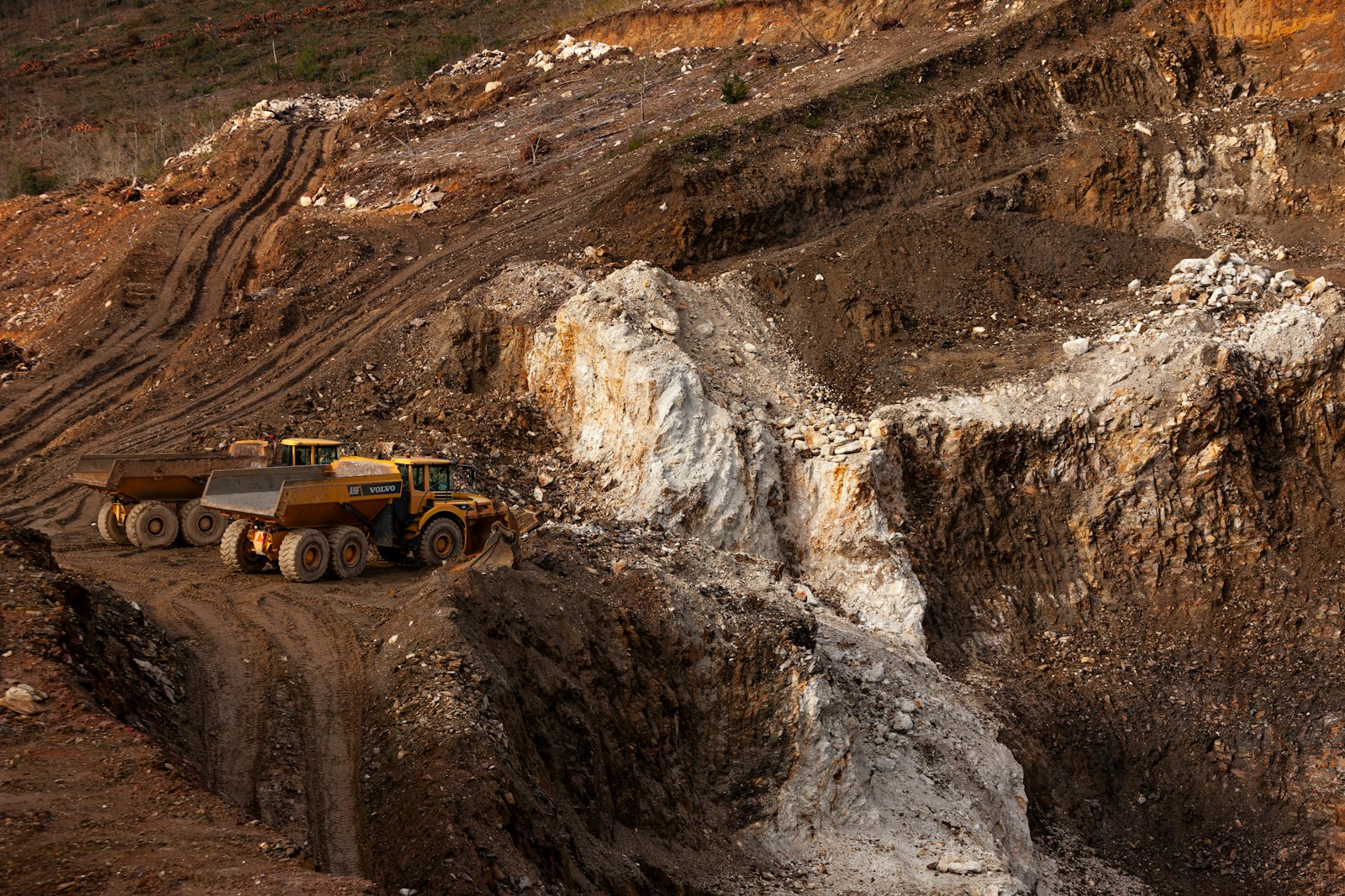 Image d'illustration — une carrière à ciel ouvert exploitant un gisement contenant du lithium, le métal au cœur de la croissance d'Eurodia Industrie.
