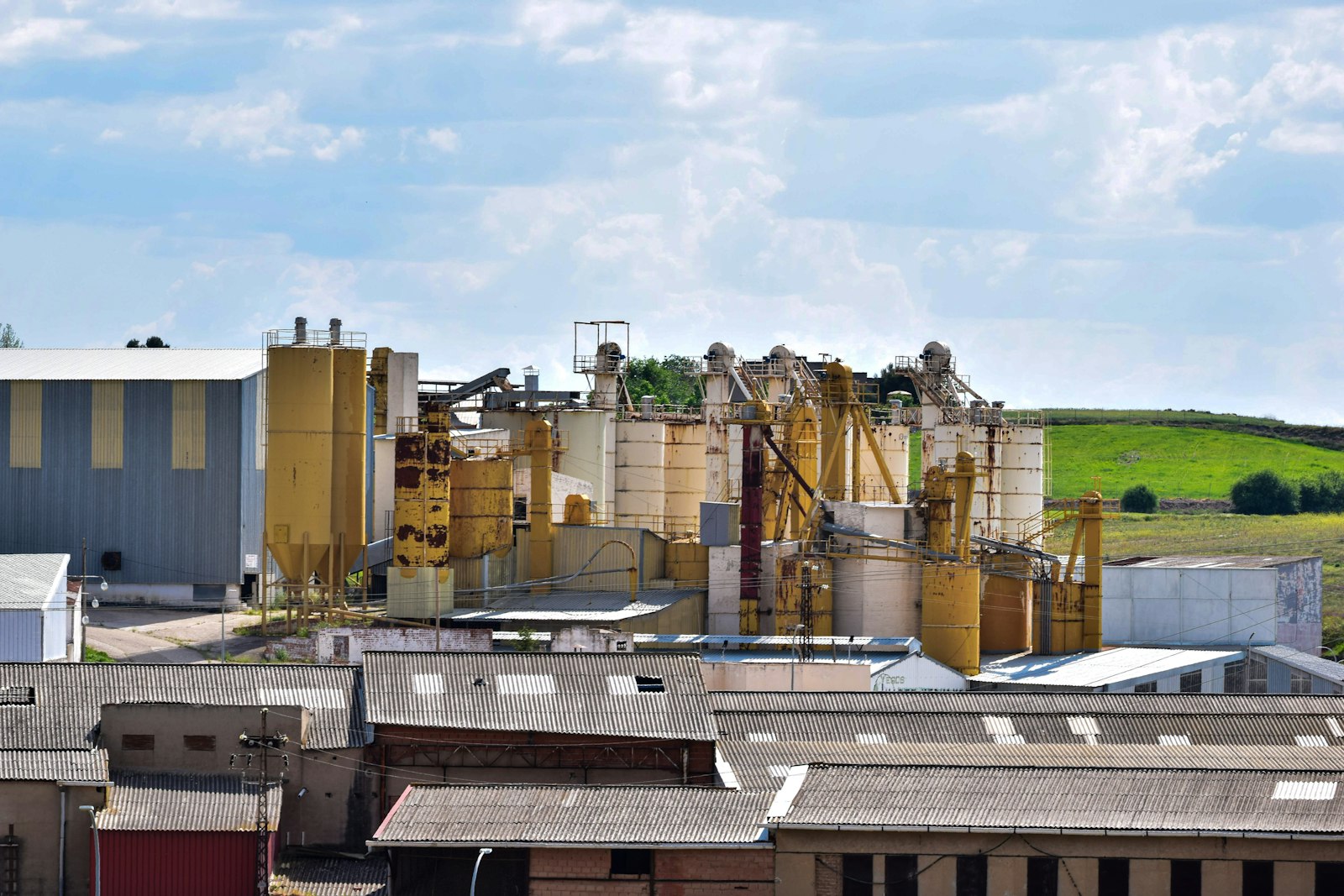 Image d'illustration — un complexe industriel avec silos ; la photo n'illustre pas le site de Fibre Excellence à Saint-Gaudens.