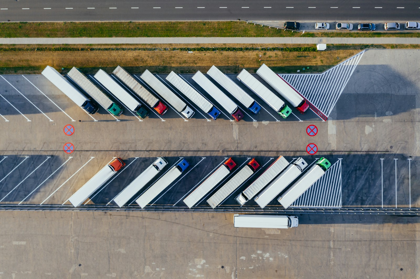 Image d'illustration — des camions à l'arrêt sur un parking logistique, semblables à la flotte que loue Fraikin à ses clients industriels.