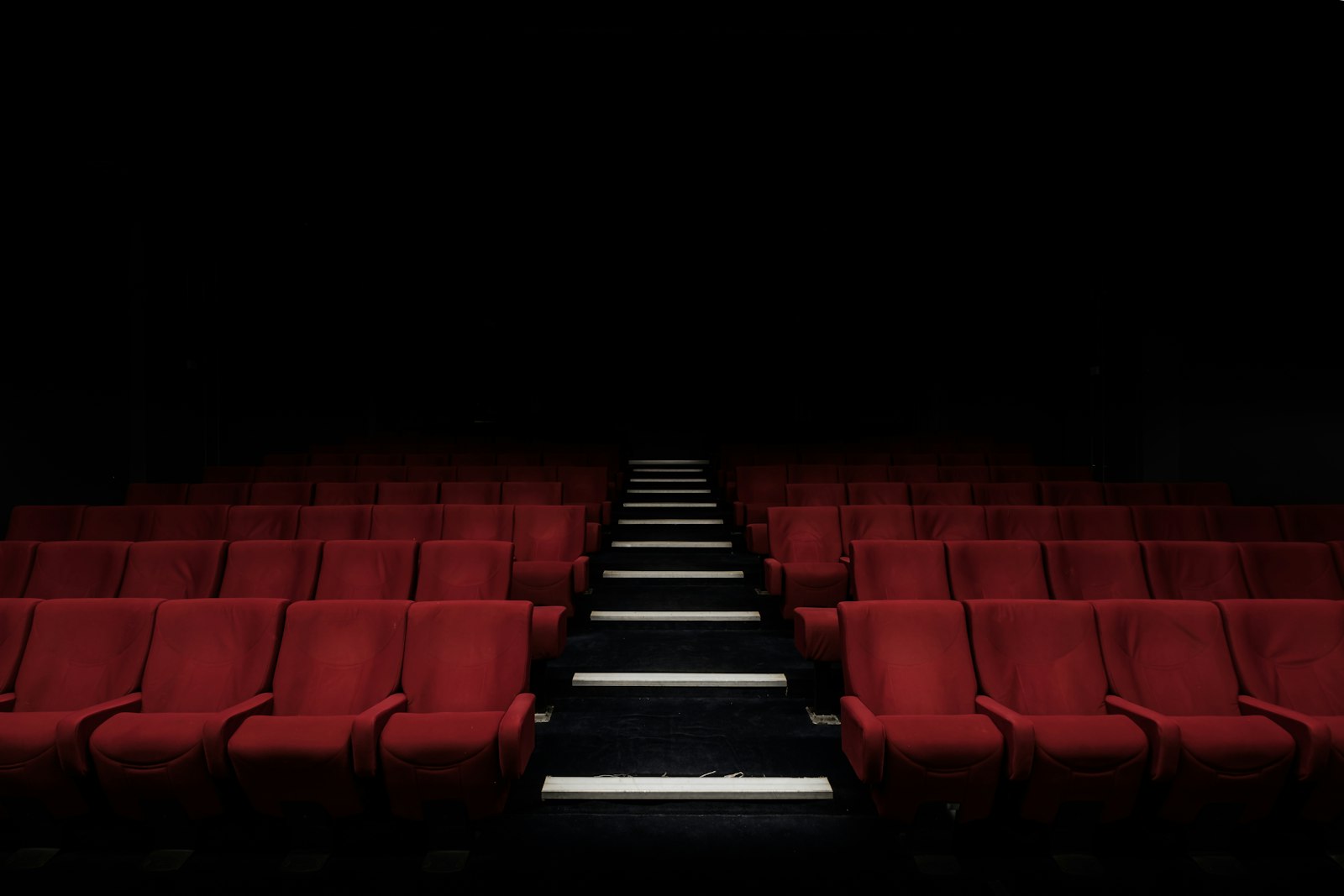 Image d'illustration — une salle de cinéma vide, secteur dont dépend le studio Gaumont pour la fréquentation de ses films.