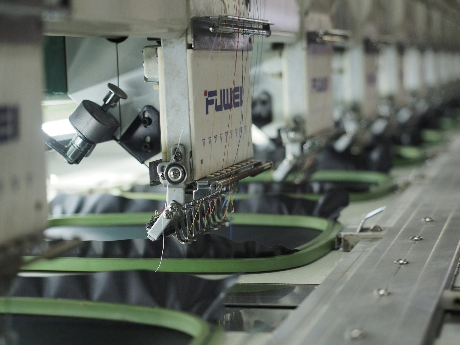 Image d'illustration — un atelier de production textile, avec une machine à broder en action.