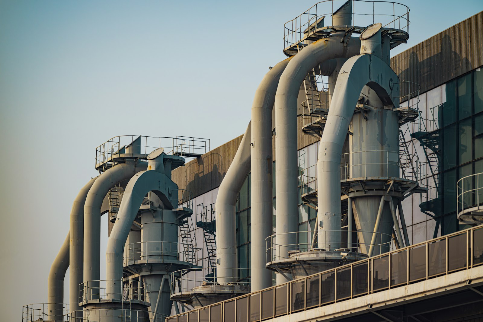 Image d'illustration — un réseau de canalisations industrielles. La cible visée par Hopium réalise environ la moitié de son activité sur des projets hydrogène.