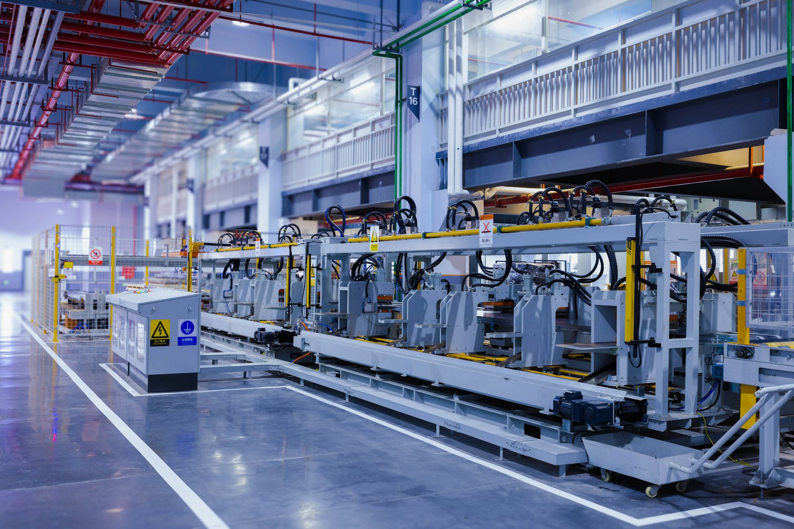 Image d'illustration — une ligne de production automatisée dans une usine. L'industrie française peine à recruter les techniciens qualifiés dont ses sites ont besoin.