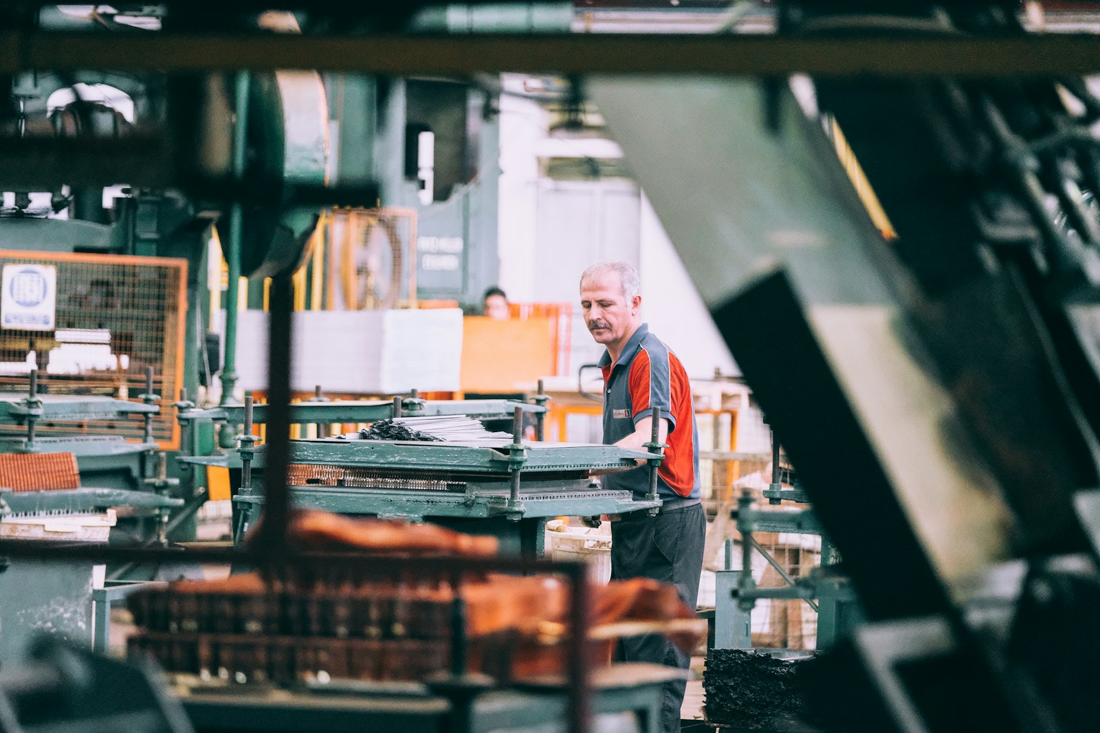 Image d'illustration — un opérateur au travail sur une machine de production industrielle.