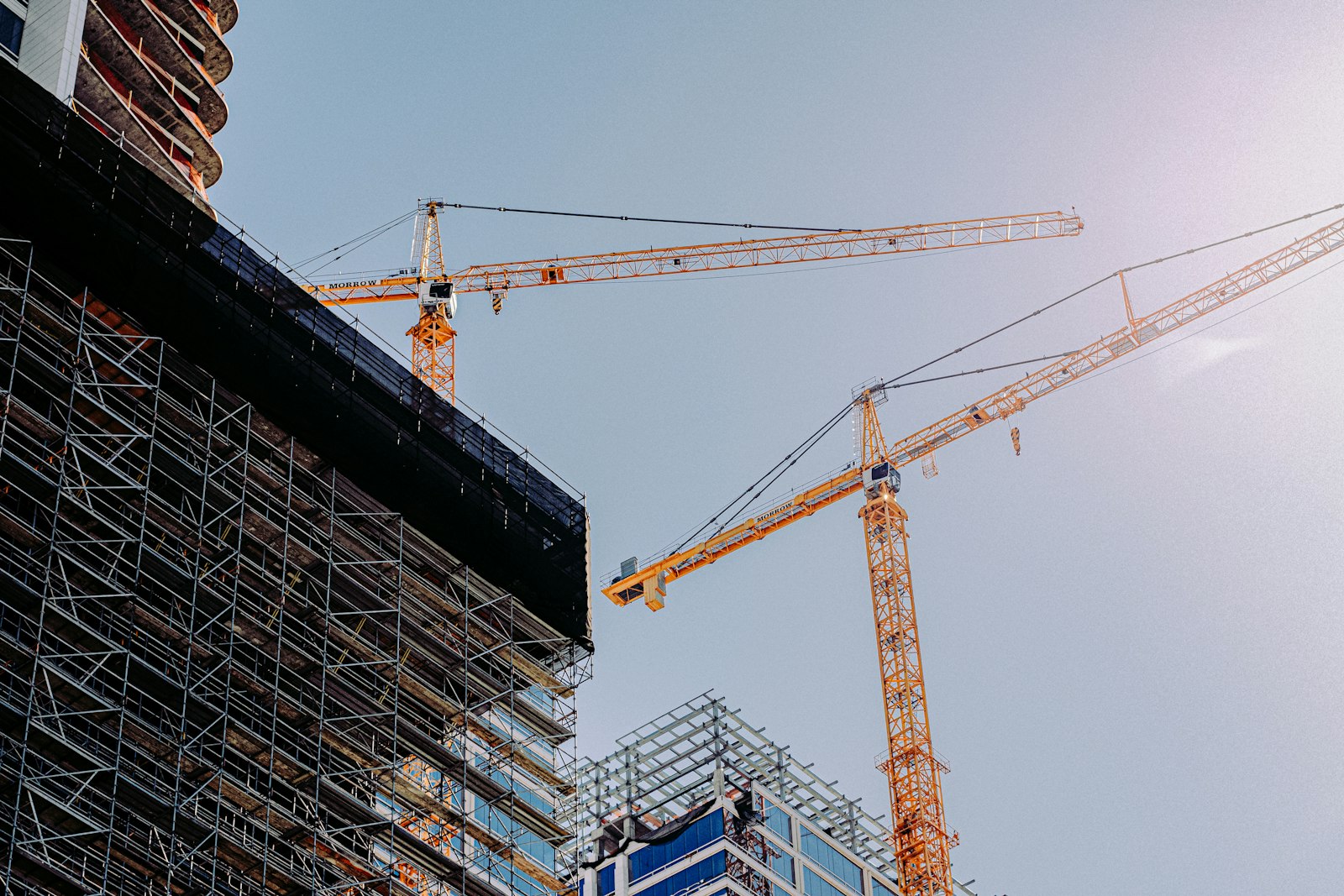 Image d'illustration — un chantier de construction et ses grues, secteur au cœur du ralentissement décrit par l'Insee.