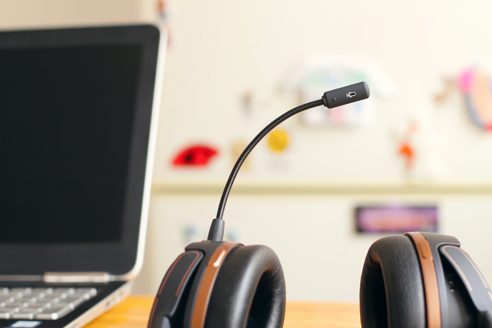 Image d'illustration — un casque téléphonique posé près d'un ordinateur portable, outil de vente à distance
