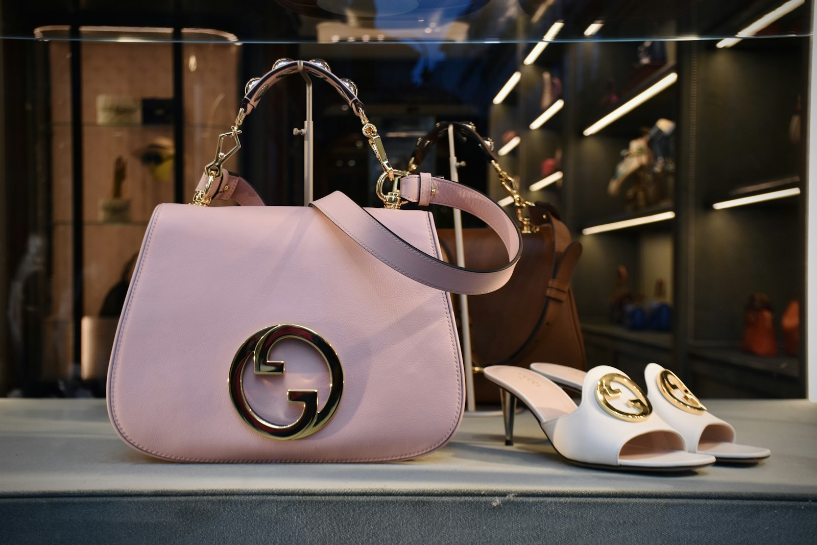 Image d'illustration — une vitrine de boutique Gucci dans une rue commerçante haut de gamme.