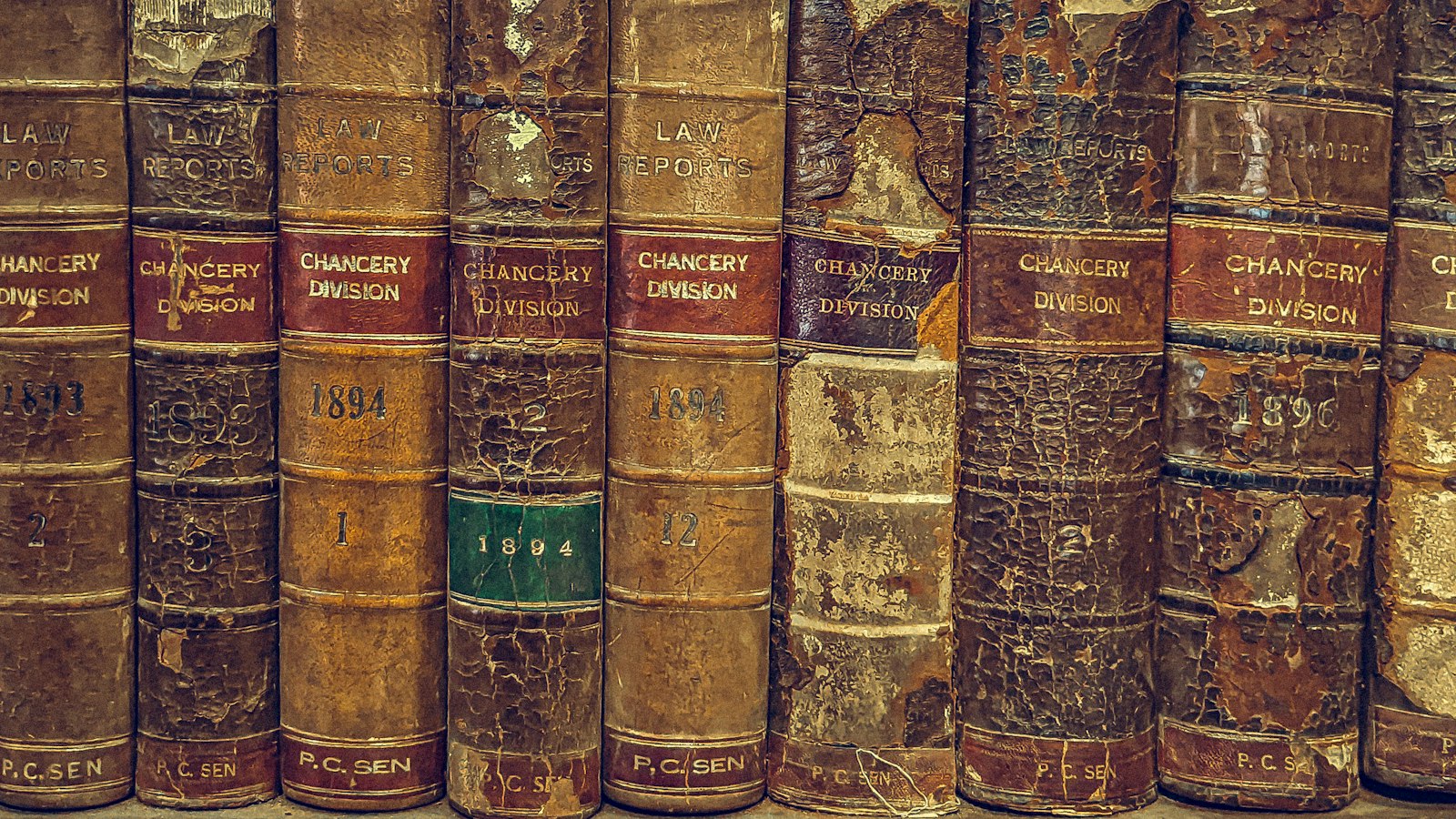 Image d'illustration — rayonnage d'ouvrages de droit anciens, symbole de l'édition juridique que Lextenso et C.H.Beck veulent moderniser à l'IA
