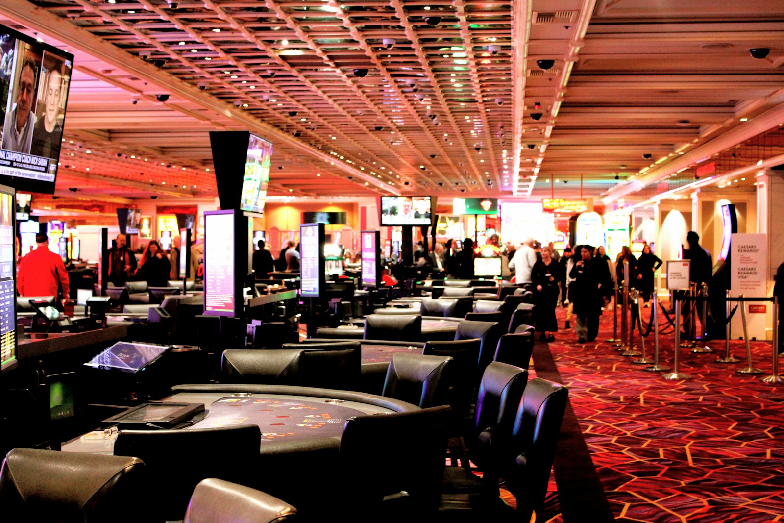 Image d'illustration — Machines à sous dans une salle de jeux. Société Française de Casinos exploite quatre établissements, dont les revenus proviennent en grande partie des machines à sous.