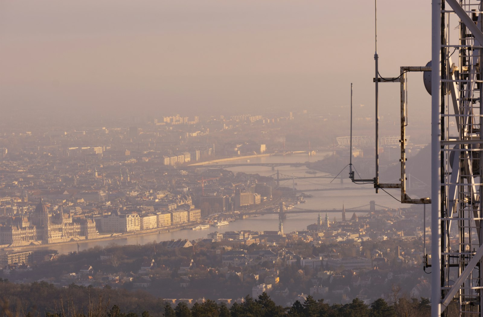 Image d'illustration — une skyline urbaine, symbole des réseaux mobiles et fixes qui portent la croissance d'Orange à l'international