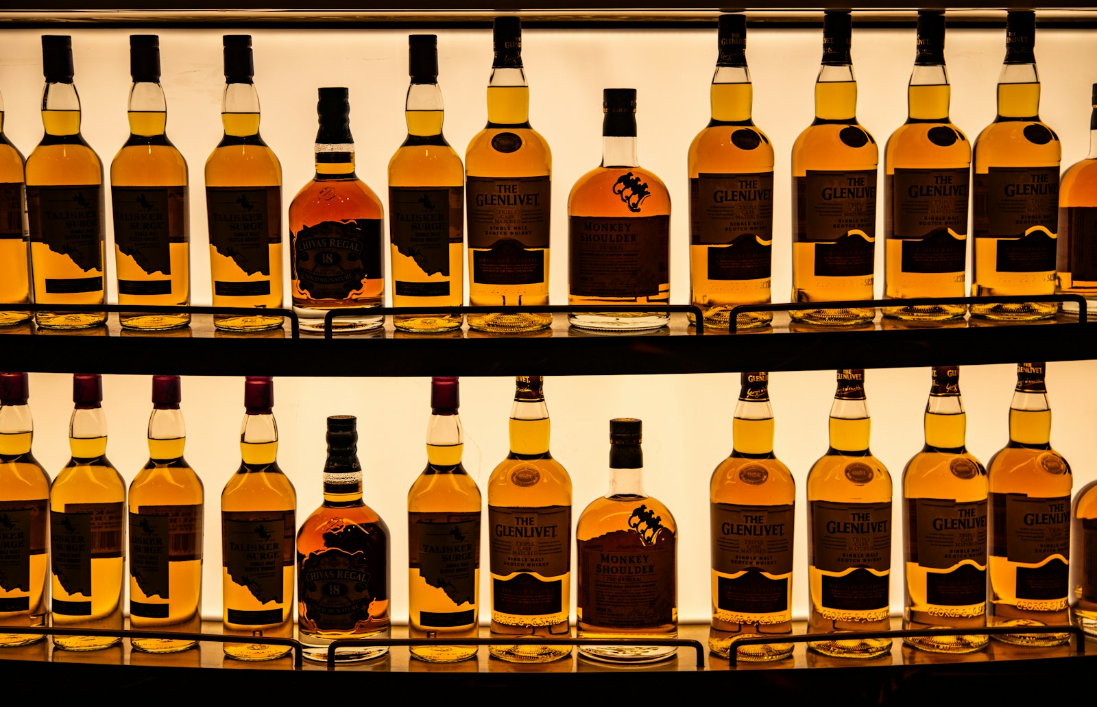 Image d'illustration — bouteilles de whiskies premium, dont Chivas Regal et The Glenlivet, deux marques du portefeuille de Pernod Ricard.