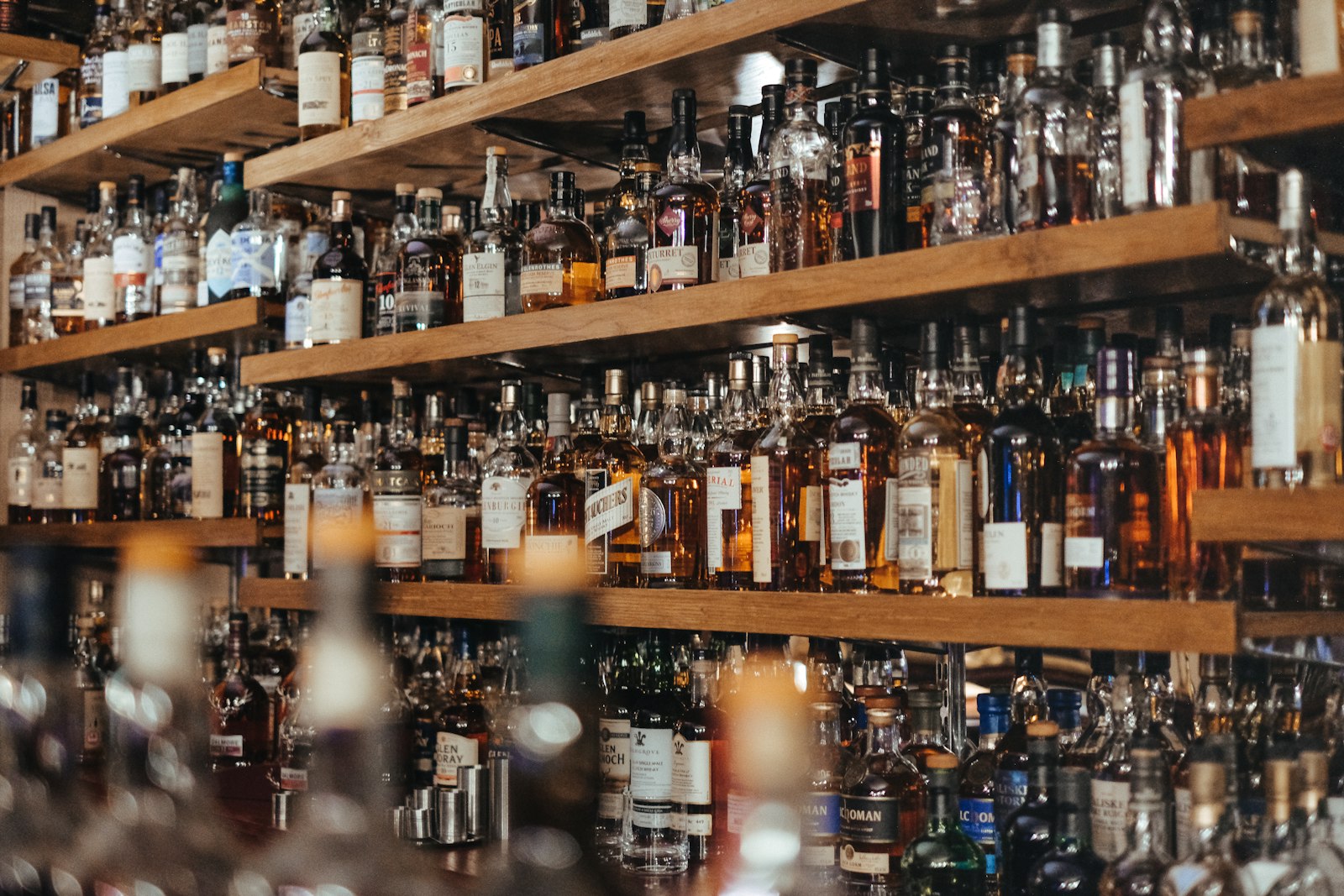 Image d'illustration — bouteilles de spiritueux dans un bar. Pernod Ricard commercialise notamment les cognacs Martell et les whiskies.