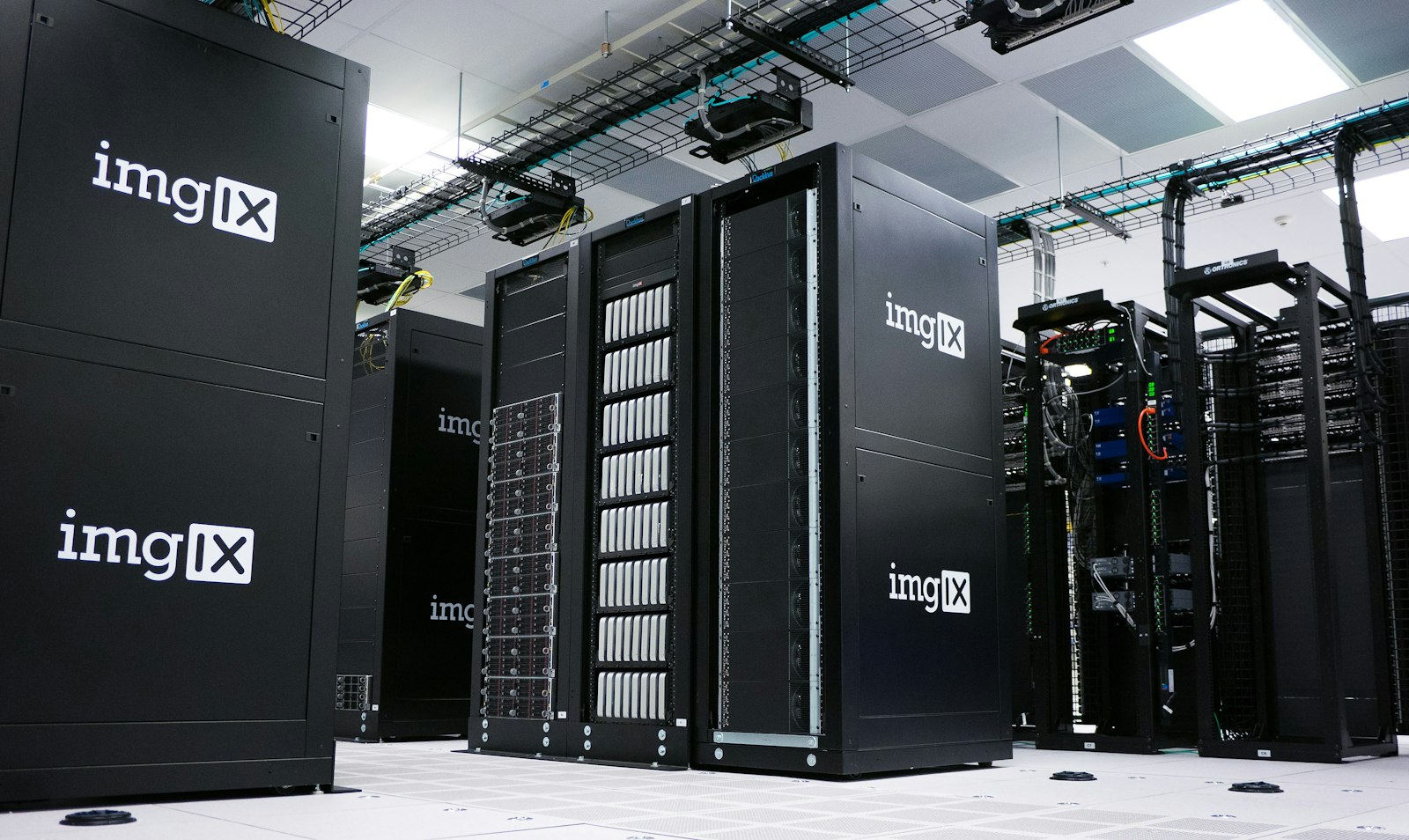 Image d'illustration — des serveurs de data center, l'infrastructure derrière les agents d'IA de Pigment.