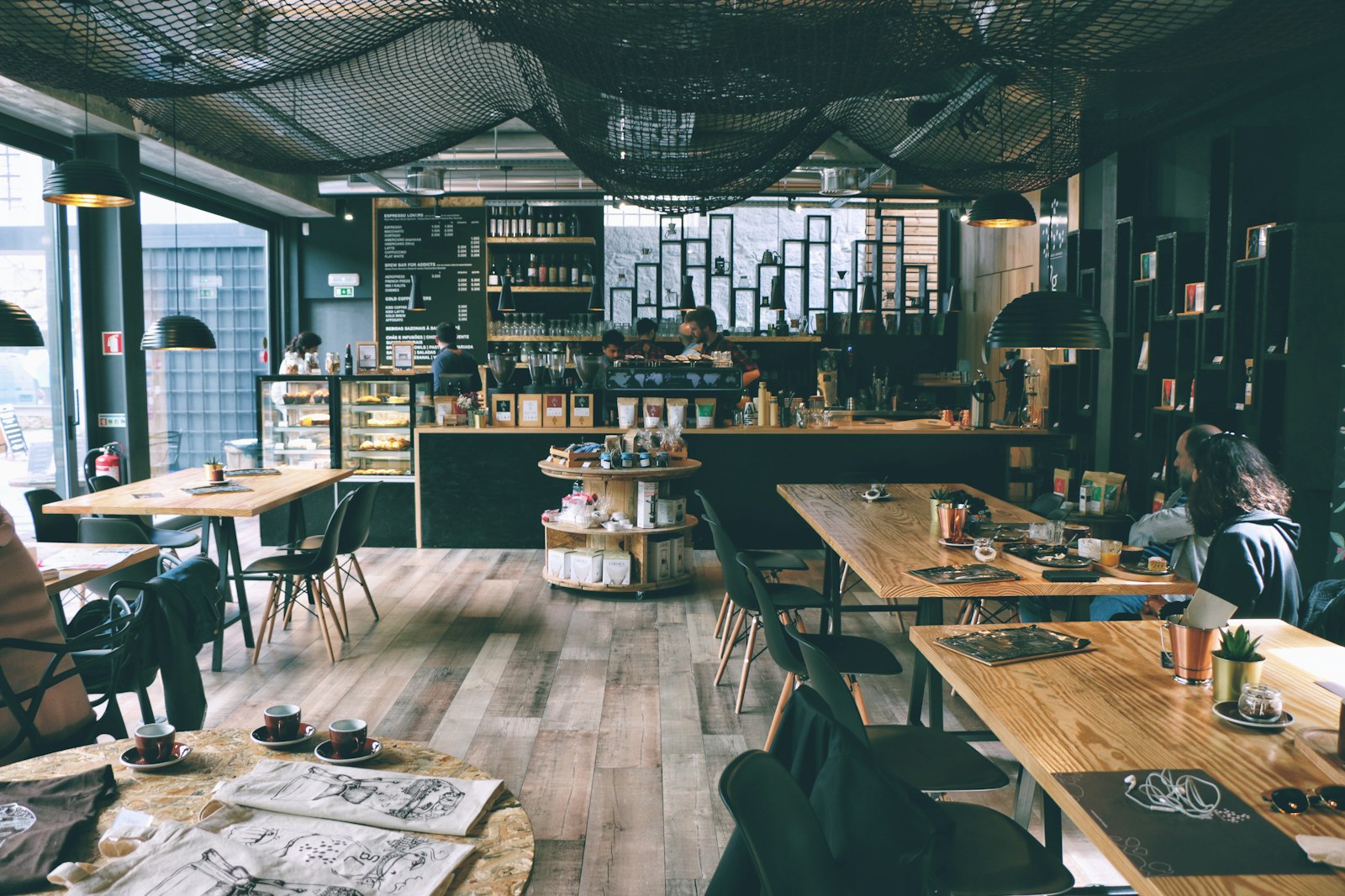 Image d'illustration — la terrasse d'un café. L'hôtellerie-restauration figure parmi les services dont l'activité s'est contractée en août.