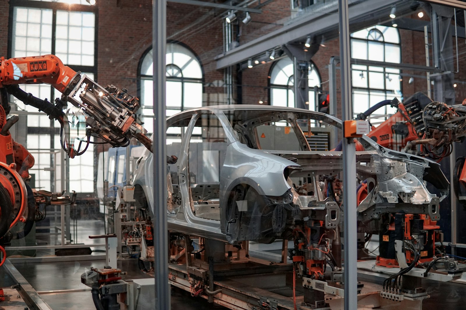 Image d'illustration — un véhicule sur une ligne d'assemblage robotisée. La fabrication de matériels de transport a de nouveau reculé de 2,8 % en juillet.