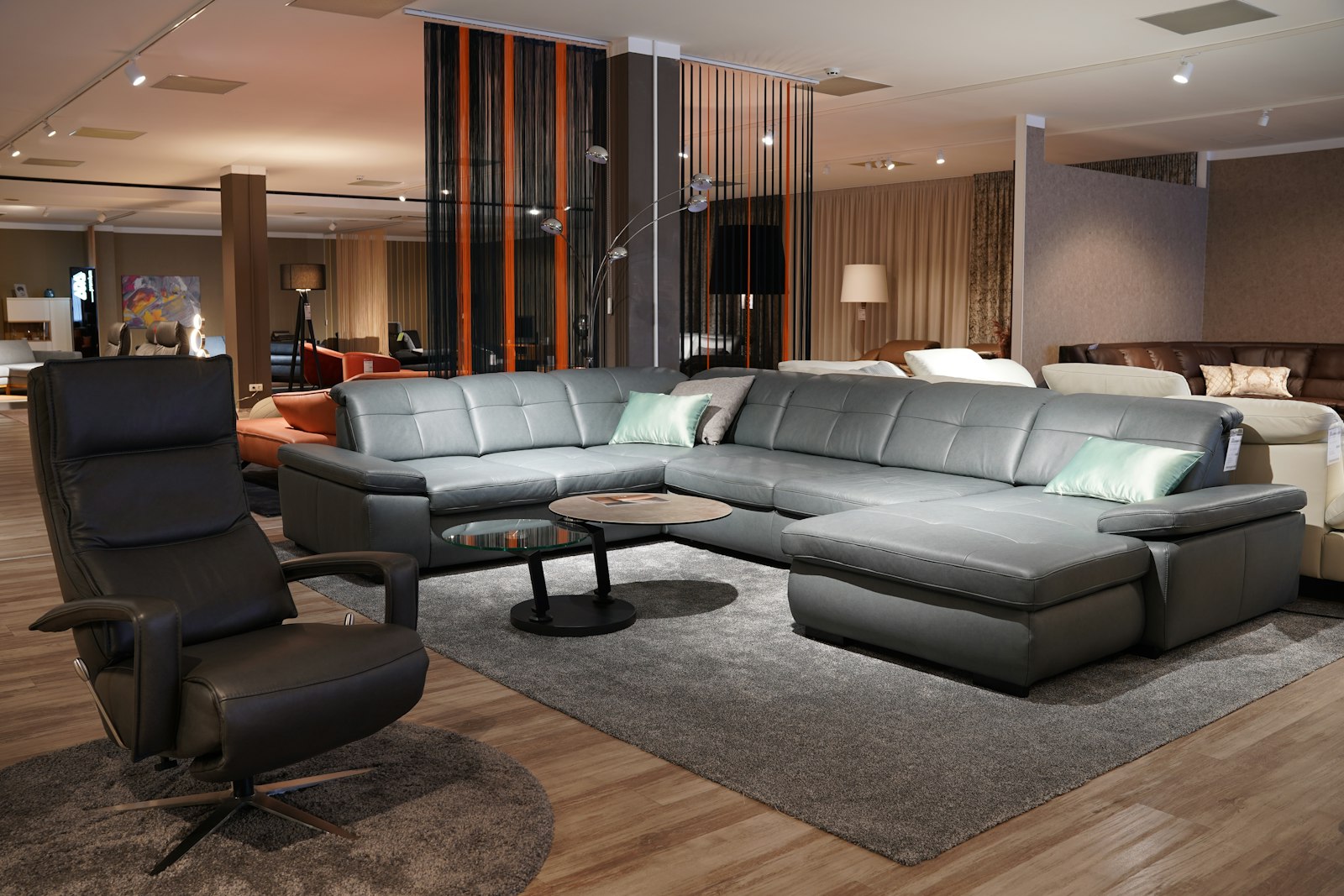 Image d'illustration — un canapé et un aménagement d'intérieur dans un showroom de mobilier haut de gamme.