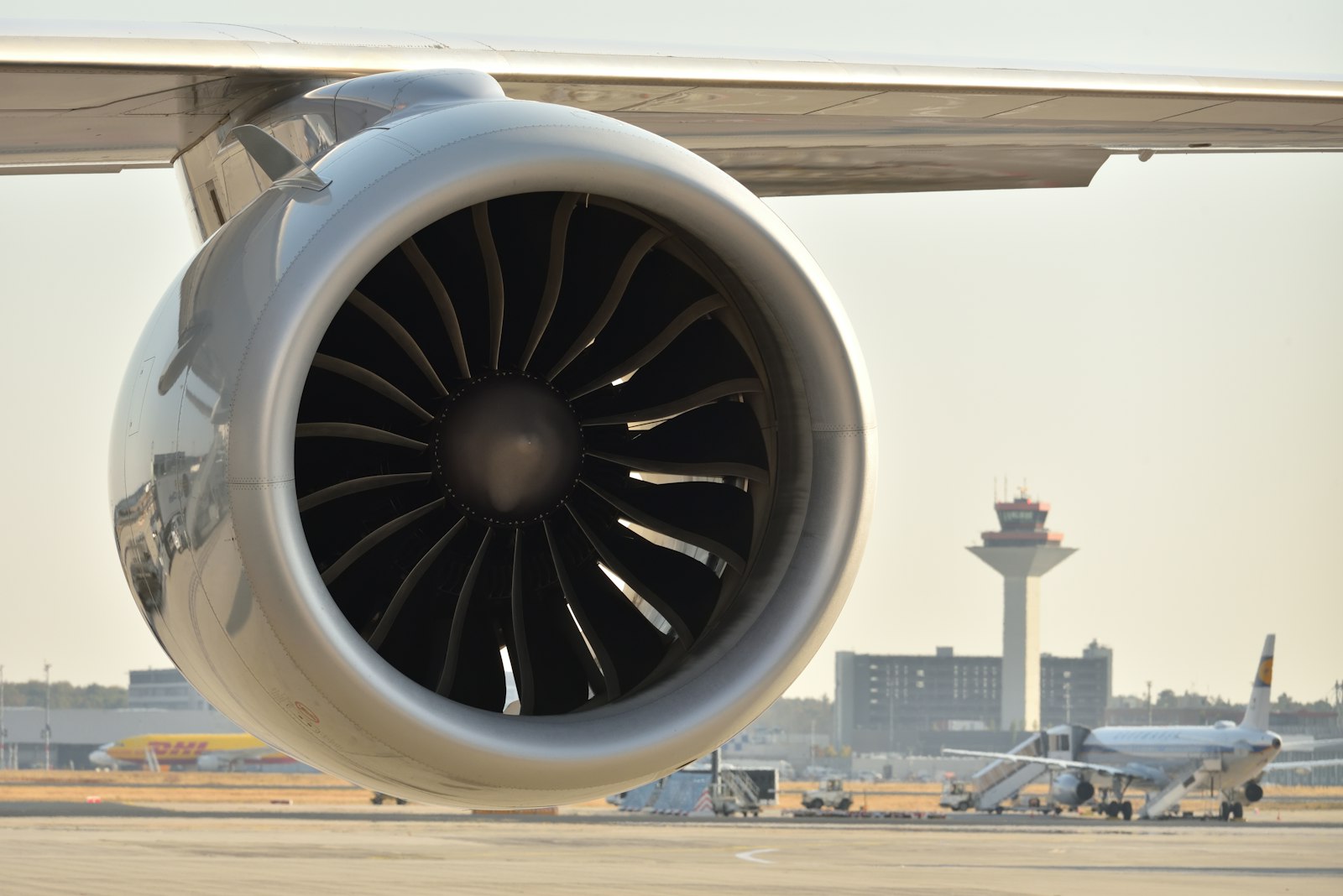 Image d'illustration — un moteur d'avion sur le tarmac, symbole de l'activité propulsion et maintenance qui tire la croissance de Safran
