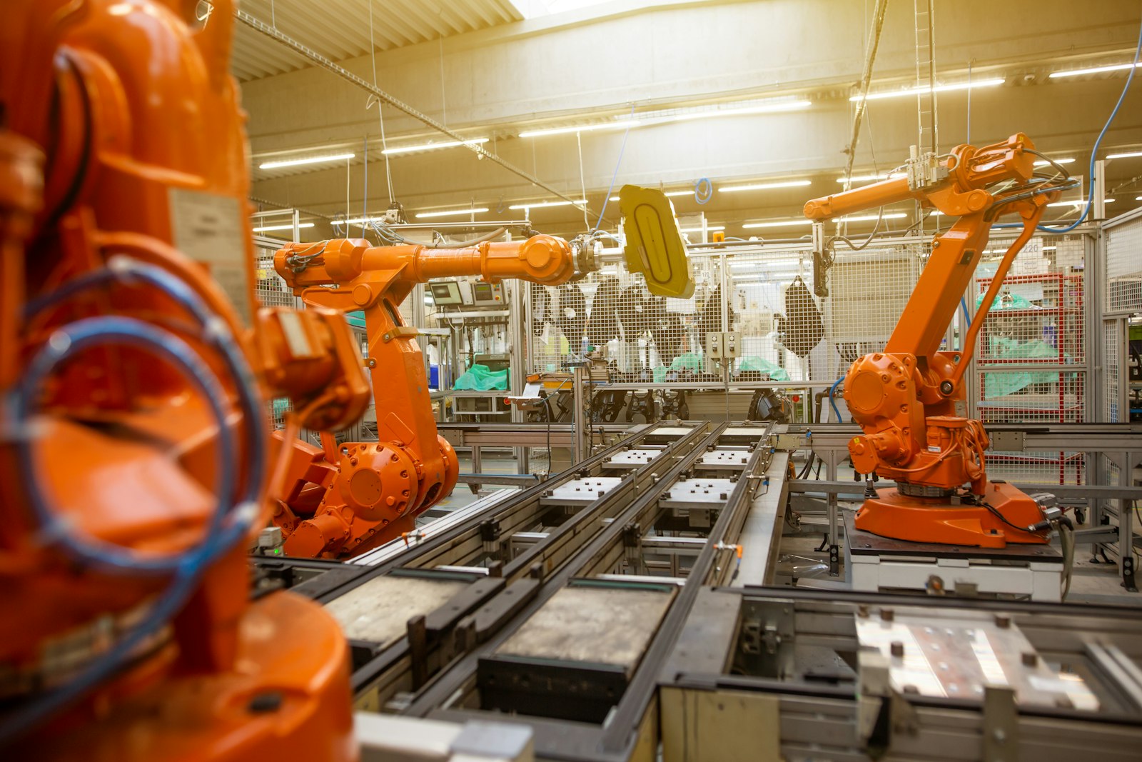 Image d'illustration — robots d'assemblage sur une ligne de production industrielle automatisée