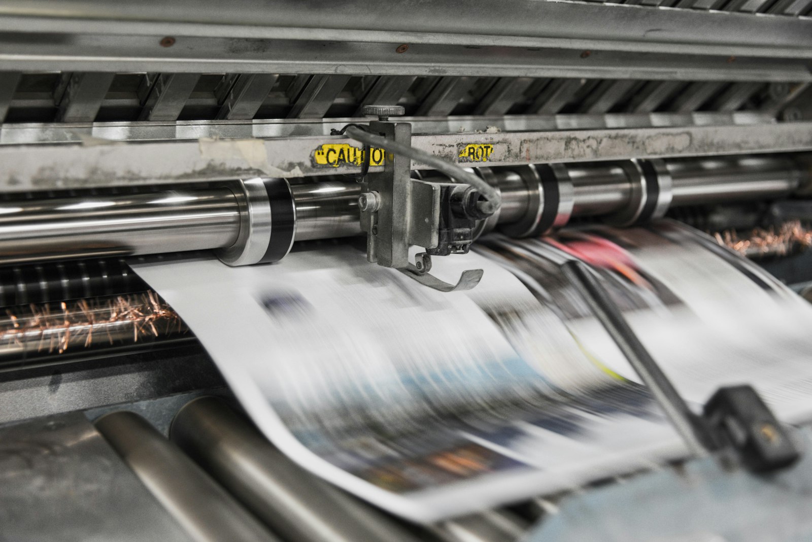 Image d'illustration — une pile de journaux imprimés. La presse quotidienne régionale reste un actif rentable, mais concentre ses forces face au recul du papier.