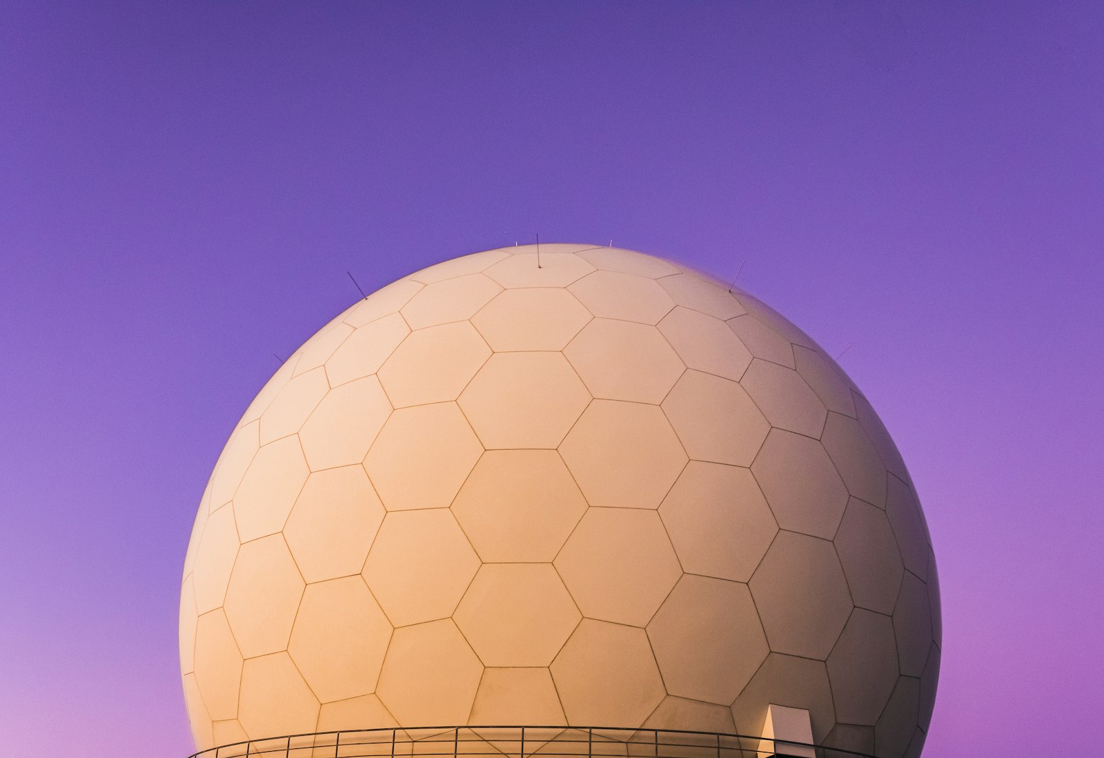 Image d'illustration — station radar sous dôme, au sommet du Pico do Arieiro à Madère