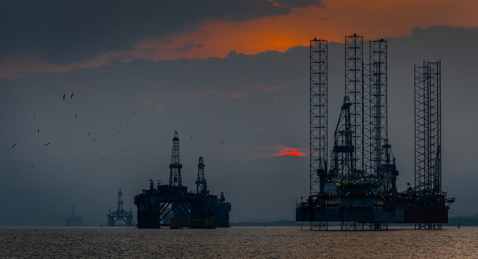Image d'illustration — des plateformes pétrolières offshore. TotalEnergies prévoit trois puits sur PEL 83 à partir du quatrième trimestre 2026.