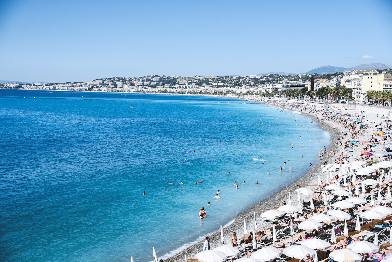 Image d'illustration — plage du littoral méditerranéen en été ; la photo n'illustre pas un site précis d'Occitanie