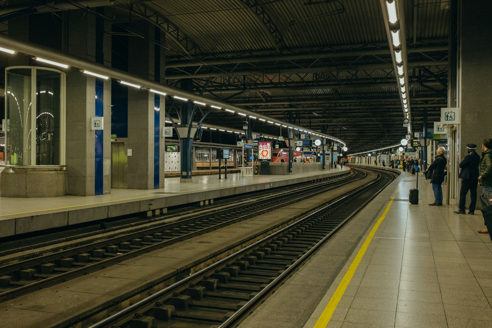 Image d'illustration — quai de gare et voyageurs en attente d'un train à grande vitesse