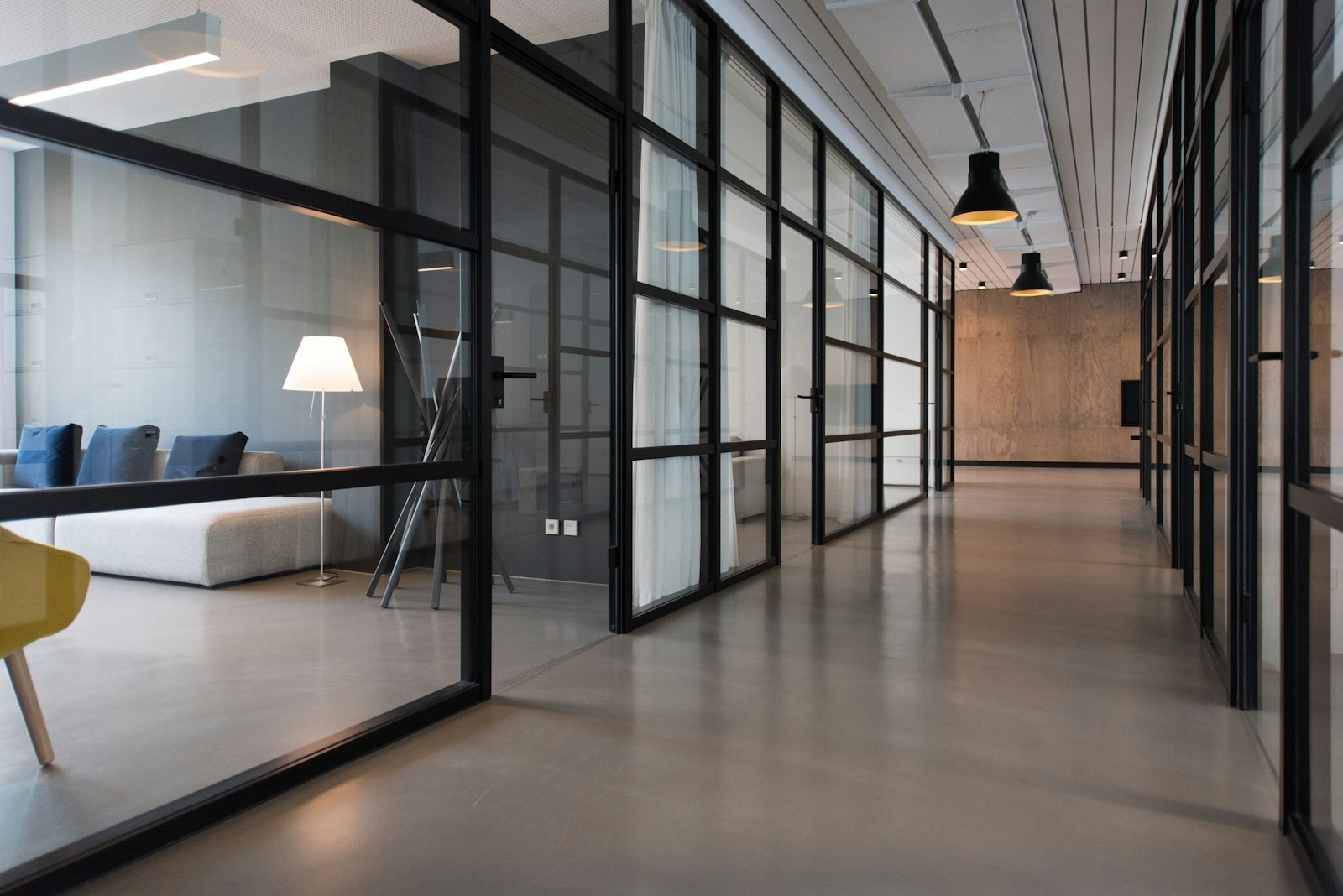 Image d'illustration — un couloir de bureaux d'entreprise, le type d'environnement où opèrent les équipes d'intégration de logiciels métiers visées par ce rachat.