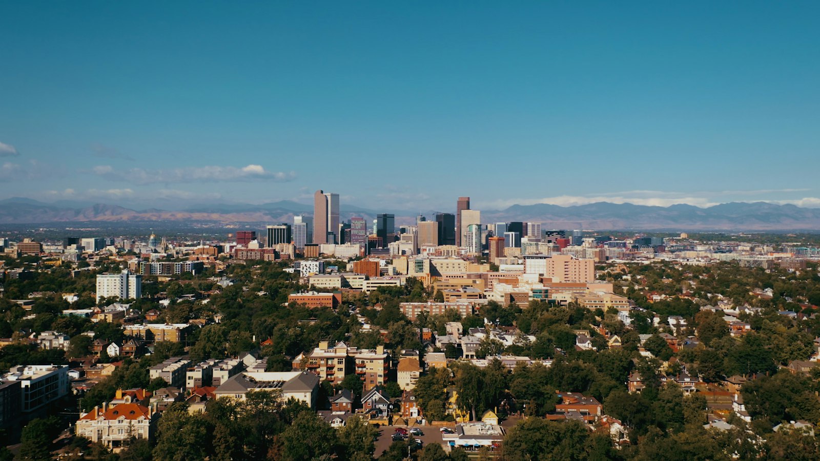 Image d'illustration — la skyline de Denver, Colorado, où est implanté le cabinet Sand Cherry racheté par Wavestone.
