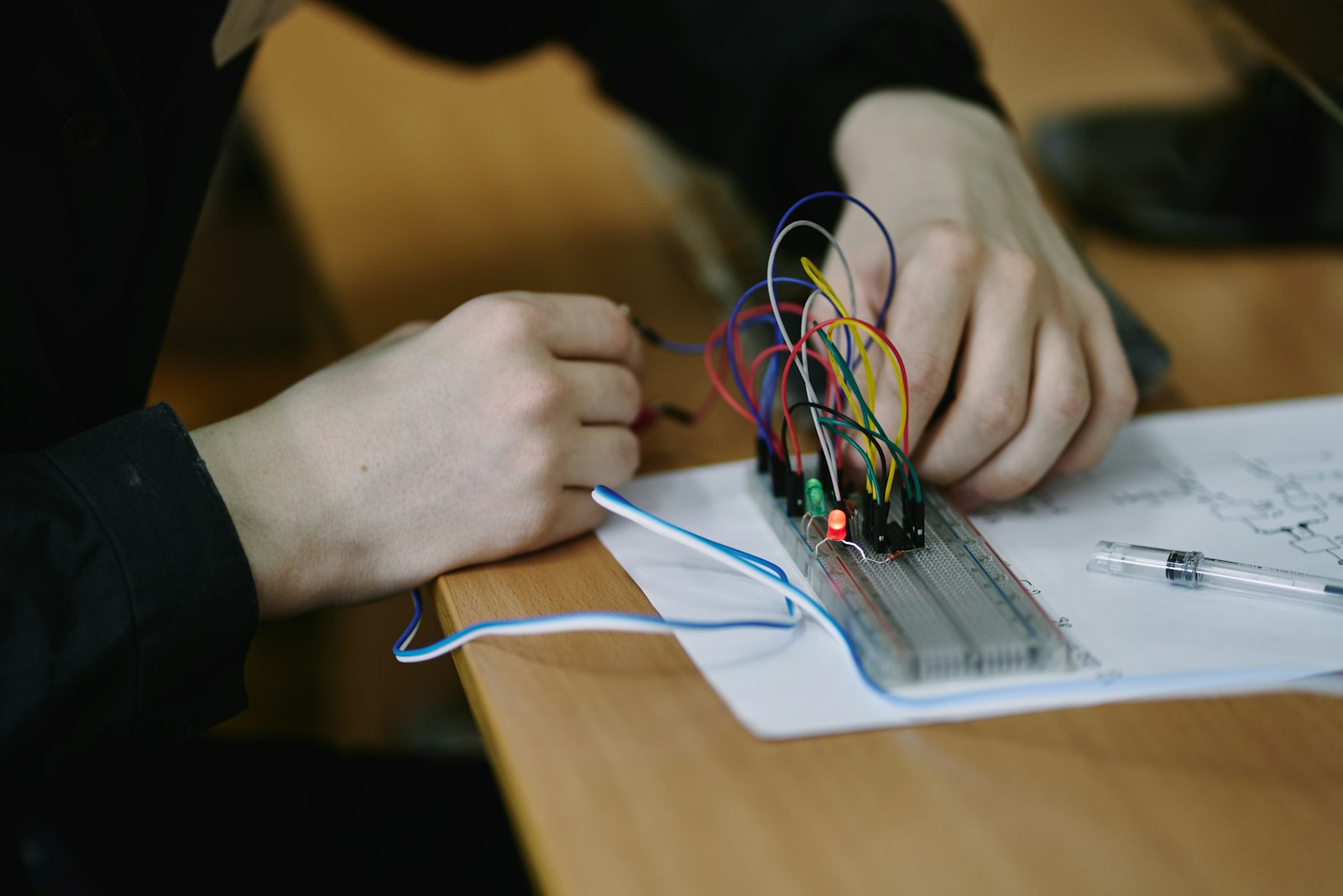 Image d'illustration — un technicien manipule un circuit électronique, proche du travail de précision requis pour les capteurs piézoélectriques de Wormsensing